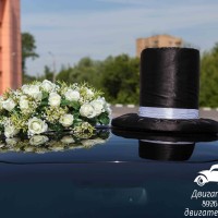 украшение свадебной машины шляпой и фатой